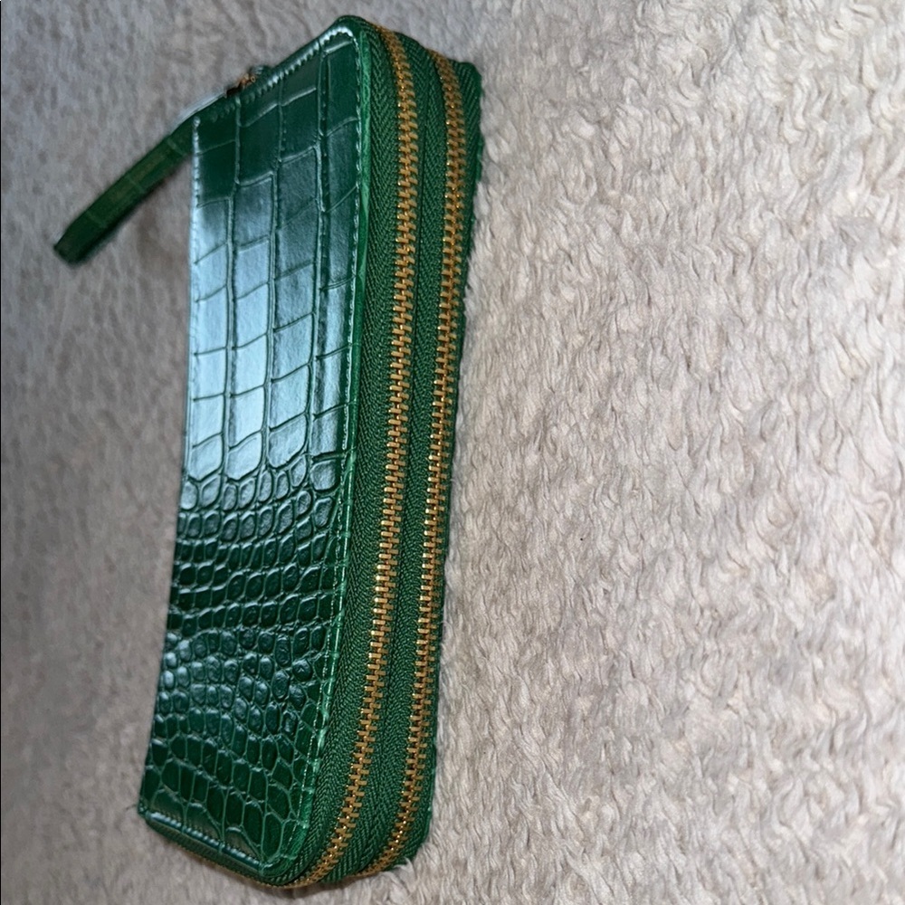 💚 🆕 A New Day Emerald Green Crocodile-Textured Wallet - Picture 5 of 11